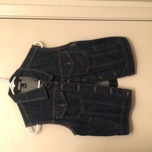 Sleeveless denim jacket